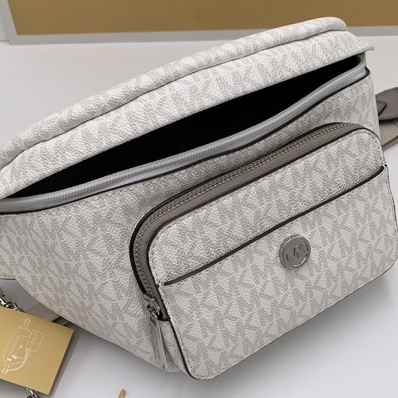 MICHAEL KORS
Maisie Large Logo 2-in-1 Sling Pack
Optic White/Silver 
NWT - Picture 16 of 16